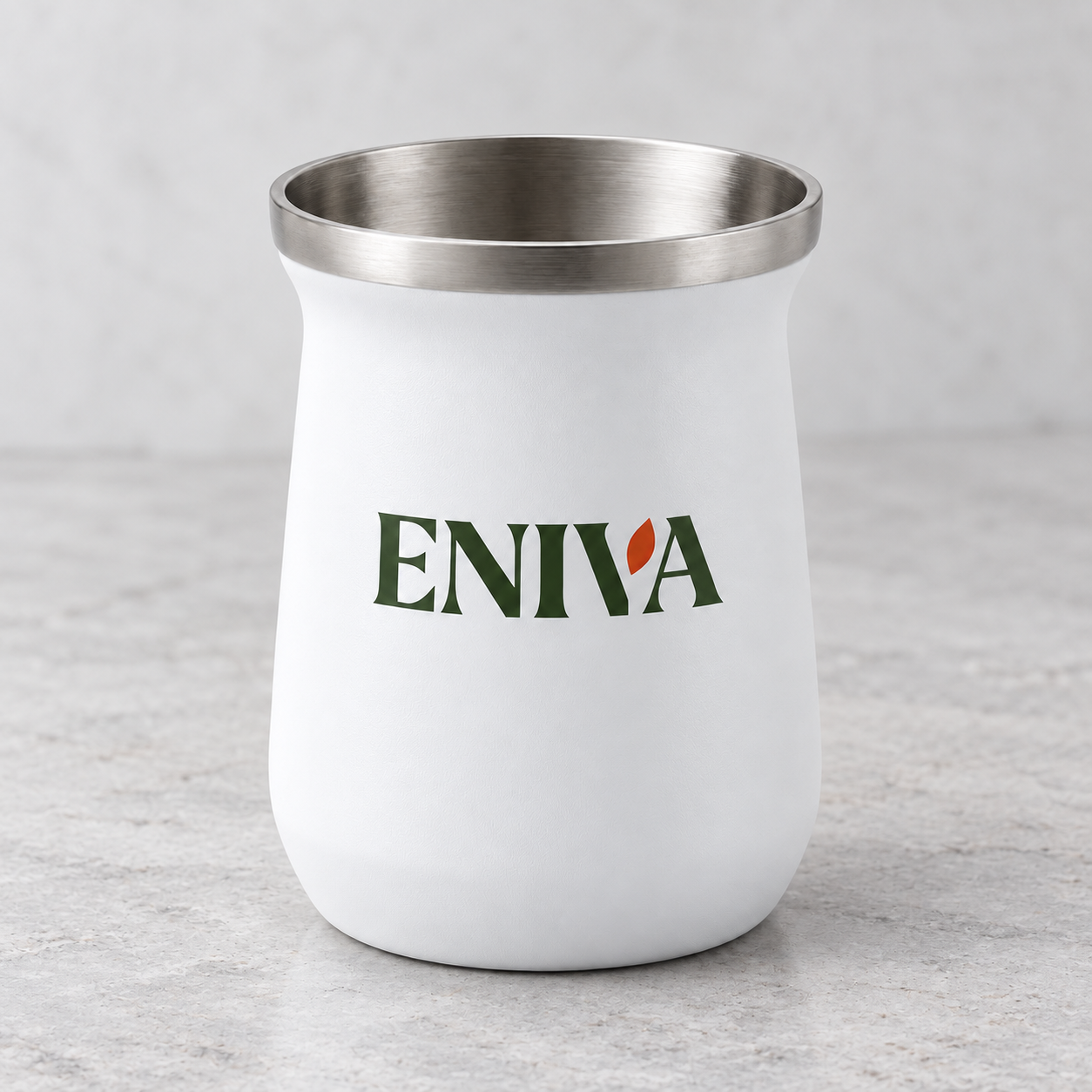 Mate ENIVA blanco — foto de catálogo sobre superficie clara