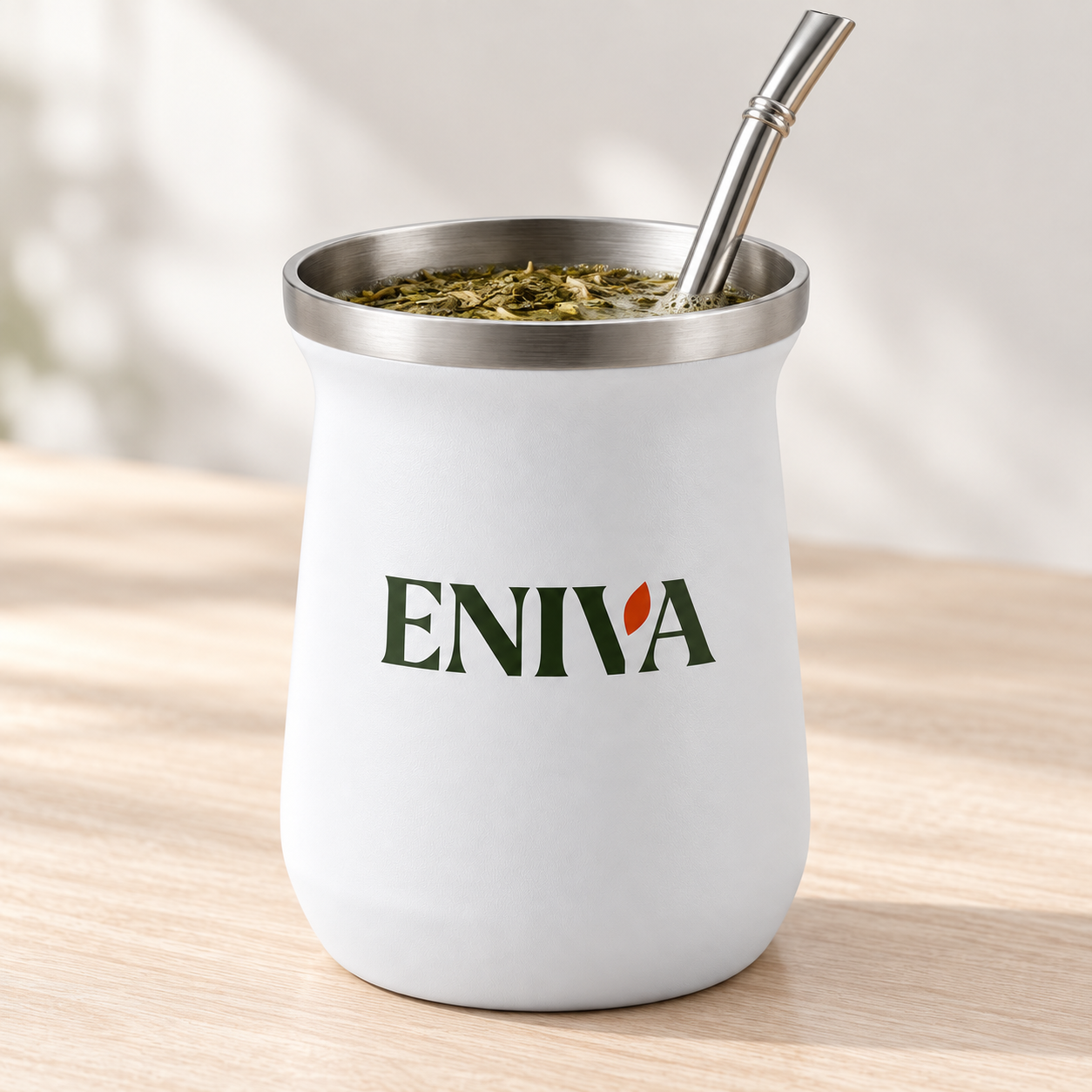 Mate ENIVA blanco — preparado con yerba y bombilla, fotografía de producto