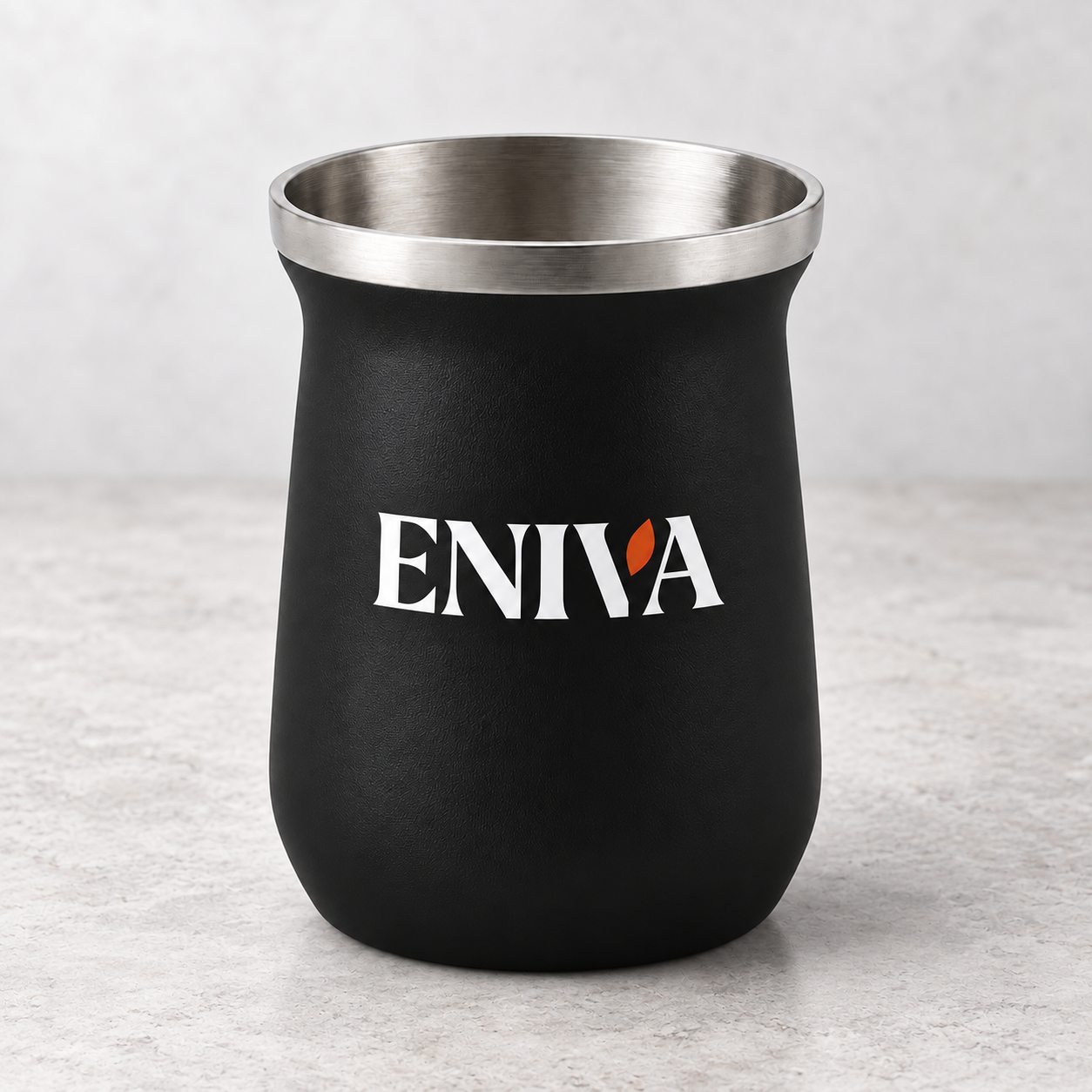 Mate ENIVA negro — foto de catálogo sobre superficie clara