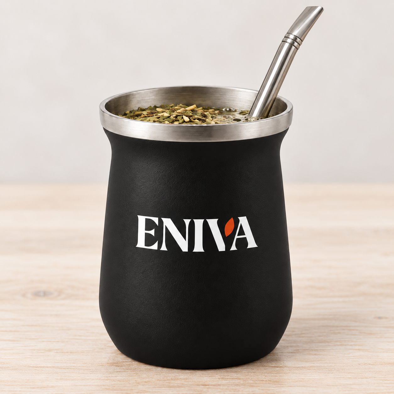 Mate ENIVA negro — preparado con yerba y bombilla, fotografía de producto