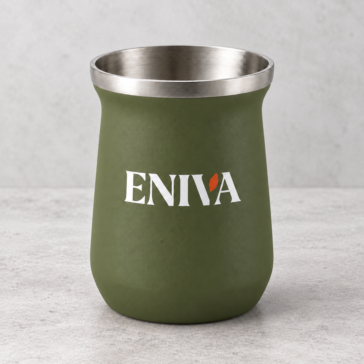 Mate ENIVA verde — foto de catálogo sobre superficie clara