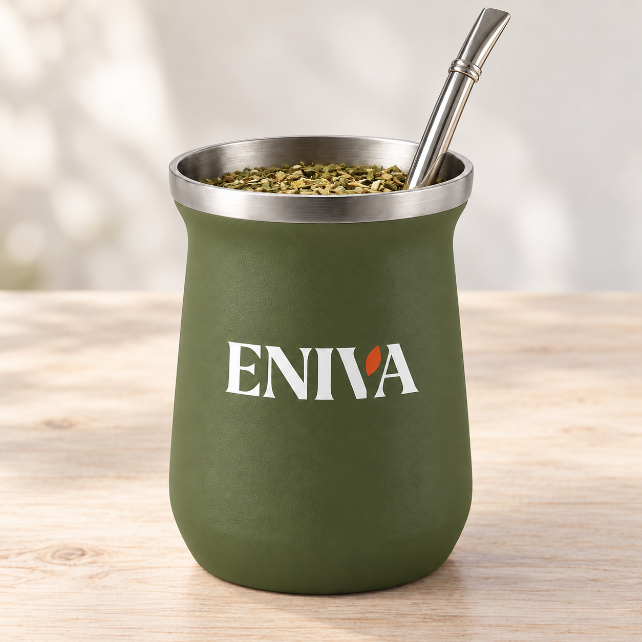 Mate ENIVA verde — preparado con yerba y bombilla, fotografía de producto