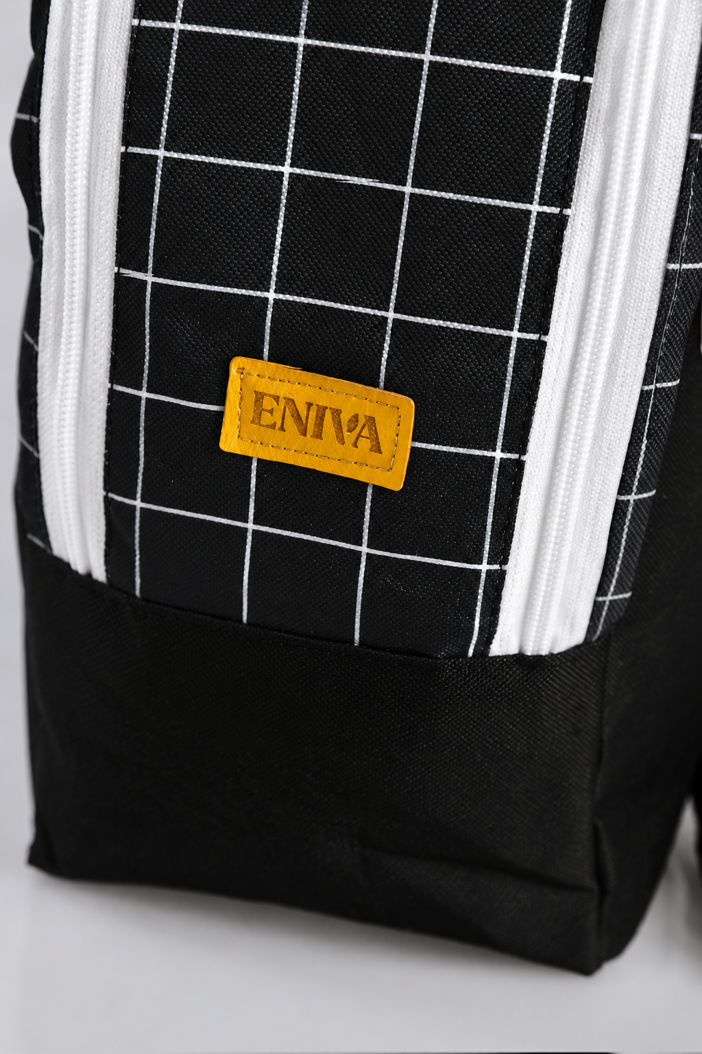 Detalle de la etiqueta ENIVA y tela a cuadros