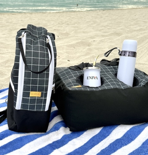Bolso y almohadón matero en la playa; mate y termo no incluidos